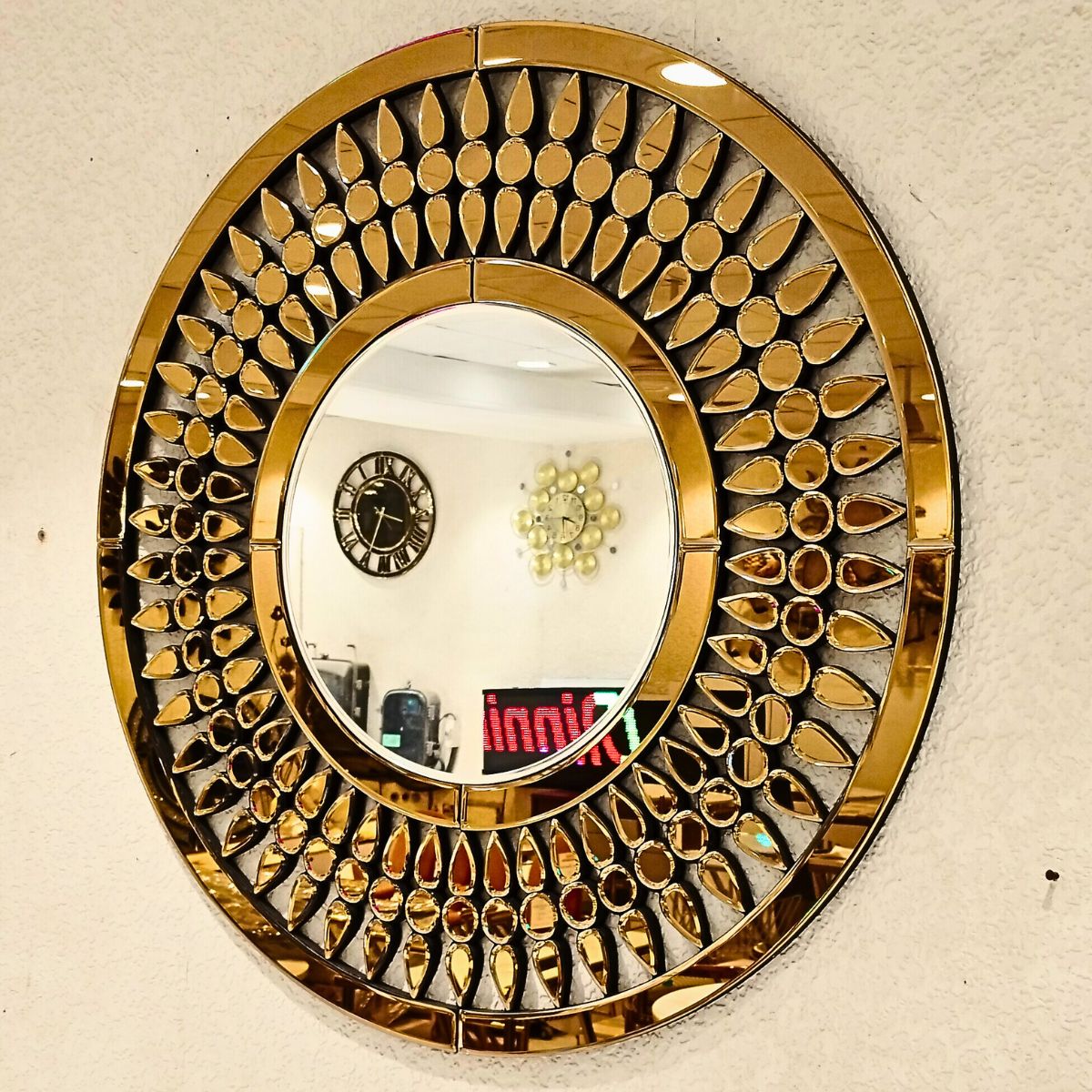Modern Unique Decorative Round Shape Wall Mirror thumbnail Modern Unique Decorative Round Shape Wall Mirror thumbnail