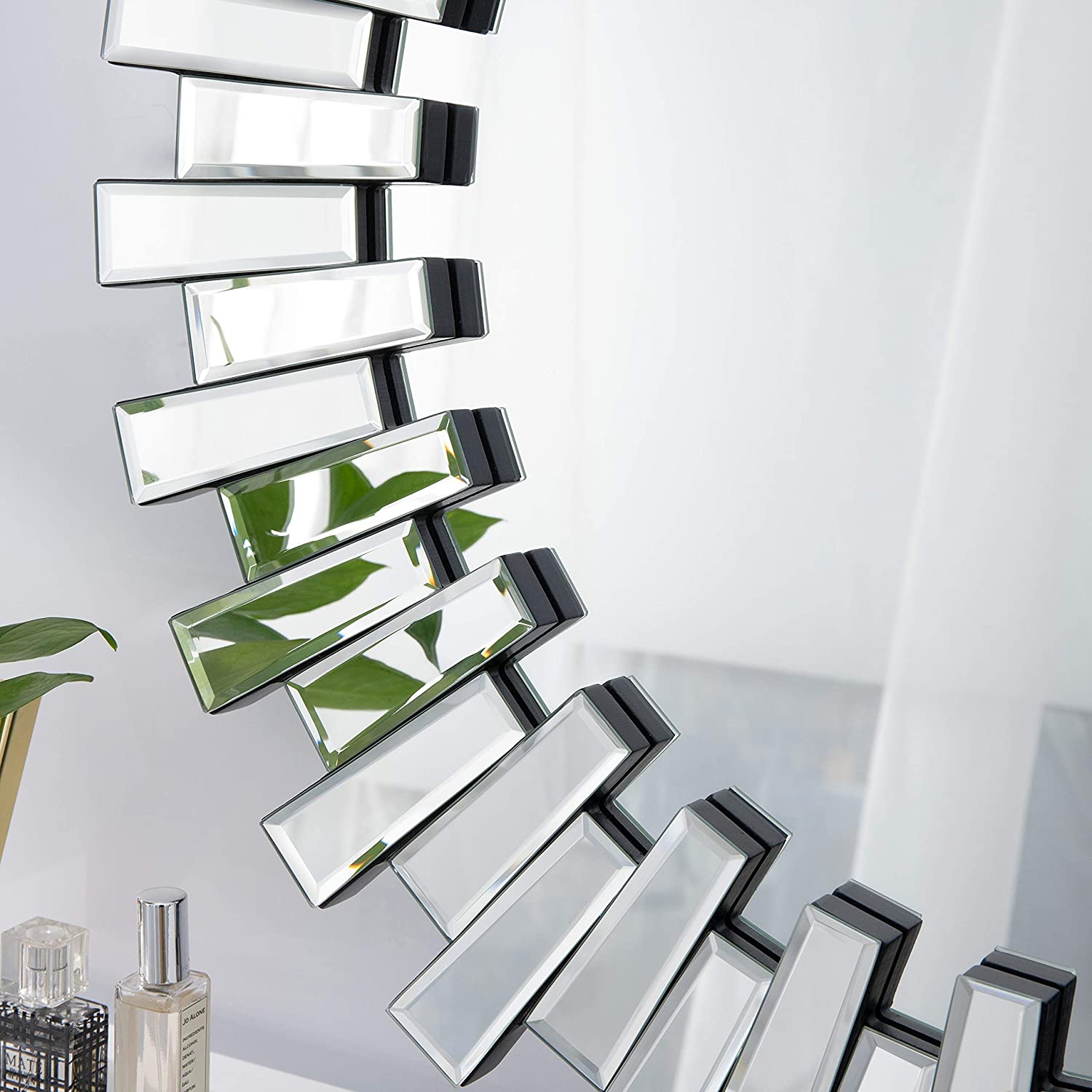 Handcrafted 32 Round Venetian Mirror – Elegant thumbnail Handcrafted 32 Round Venetian Mirror – Elegant thumbnail